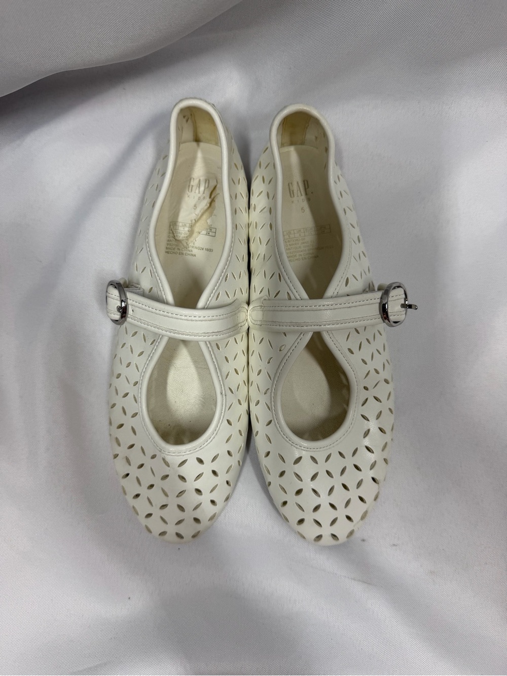 GAP | Mary Jane Flats White Shoes Perforated Lace Design Strap Big Girls Size 5 - Picture 4 of 10